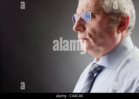 Foto di senior datore di lavoro su sfondo nero Foto Stock