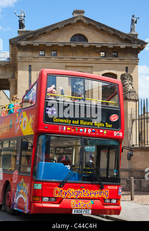 Autobus turistico si ferma di fronte all'Sheldonian, Oxford Foto Stock