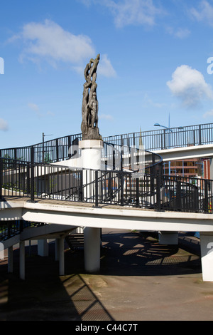 E rampa di gradini che portano al ponte che attraversa la strada principale a Dudley West Midlands Foto Stock