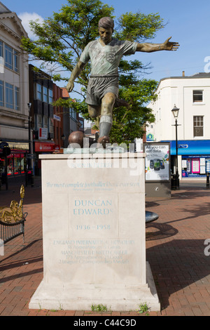 Statua di Duncan Edwards in Dudley town center Foto Stock