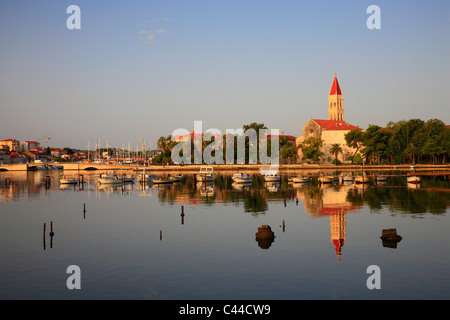 Il Trogir la mattina. La riflessione della Cattedrale di st. Dominik in mare, Croazia Foto Stock