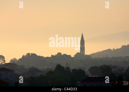 Silhouette della Cattedrale di st. Lorenzo nella città di Trogir Foto Stock