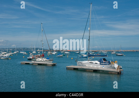 Yacht e Barche nel porto esterno Brixham Devon England Foto Stock