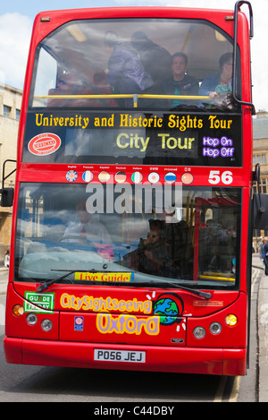 Autobus turistico si ferma di fronte all'Sheldonian, Oxford 2 Foto Stock