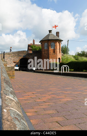 Le serrature Bratch sul Staffs & Worcs canal in Wombourne Foto Stock