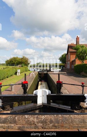 Le serrature Bratch sul Staffs & Worcs canal in Wombourne Foto Stock