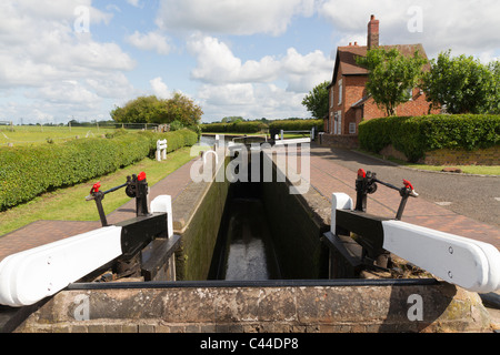 Le serrature Bratch sul Staffs & Worcs canal in Wombourne Foto Stock