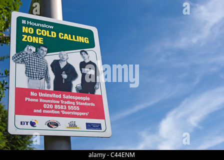 Hounslow consiglio avviso denota una no cold calling zone, un'area dove uninvited salespeopele non sono autorizzati a visitare case Foto Stock