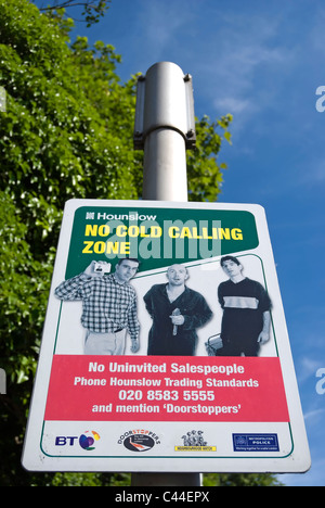 Hounslow consiglio avviso denota una no cold calling zone, un'area dove uninvited salespeopele non sono autorizzati a visitare case Foto Stock