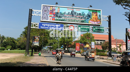 Segni colorati per Angkorwat visualizzati in alto al di sopra della strada in Siem Reap. Foto Stock