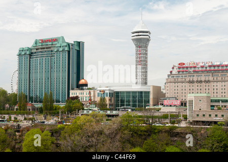 La Skywheel, alberghi e ristoranti linea scende Avenue in Niagara Falls Ontario Canada. Foto Stock