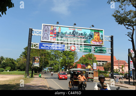 Segni colorati per Angkorwat visualizzati in alto al di sopra della strada in Siem Reap. Foto Stock