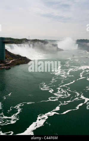 Entrambi gli americani e cascate Horseshoe può essere vista dal Ponte di Arcobaleno, le Cascate del Niagara. Foto Stock