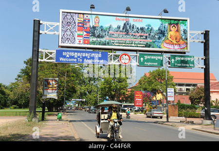 Segni colorati per Angkorwat visualizzati in alto al di sopra della strada in Siem Reap. Foto Stock