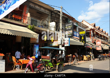 Pub strada strada caffetterie e ristoranti. Siem Reap, Cambogia. Foto Stock