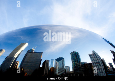 Riflessioni nel Cloud Gate, noto come il fagiolo, scultura di Anish Kapoor e alloggiati in Millennium Park di Chicago, Illinois. Foto Stock