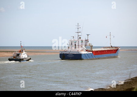 Piccoli carichi alla rinfusa nave a vela da Montrose Harbor fuori del Mare del Nord con il lancio del progetto pilota di presenze. La Scozia. Regno Unito Foto Stock