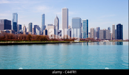 Chicago si vede attraverso l acqua del lago Michigan in Illinois. Foto Stock