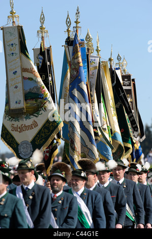 Catholic tradizionale processione in costume e tipici vestiti bavaresi in Alta Baviera, Germania Foto Stock