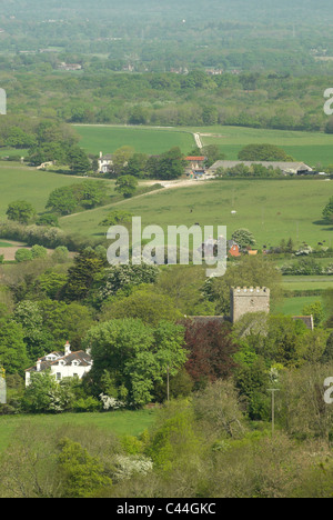 Guardando a nord oltre il villaggio di Poynings e la campagna circostante dal South Downs National Park. Foto Stock