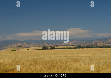 Nuvole lenticolare sulla Sierra Nevada, da la valle centrale della California Foto Stock