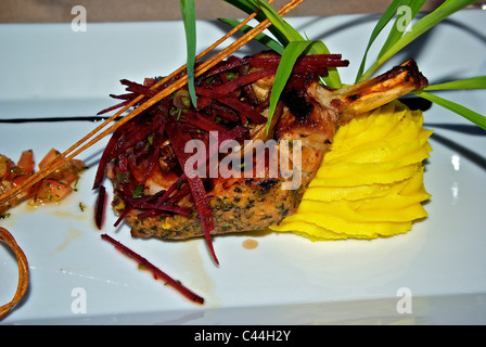 Cotta nel forno erborinati di maiale tagliuzzato chop bietole Funghi Fritti tagliatelle zafferano purè di patate corso principale Foto Stock