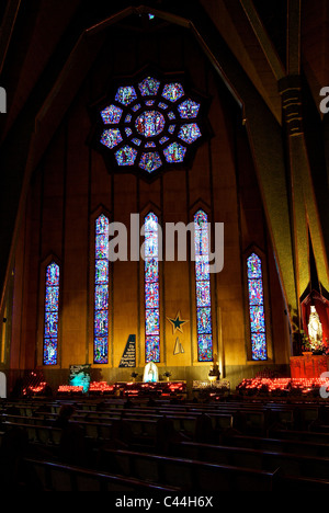 Squisite le finestre di vetro macchiate sopra altare di Notre-Dame-du-Cap cattedrale canadese del Santuario Nazionale di nostra Madre Beata Foto Stock