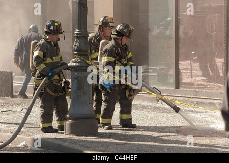 Servizi di emergenza frequentare la scena di una esplosione in un edificio a 20'th Street a New York City. Foto Stock