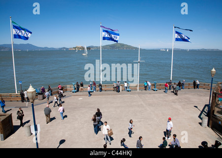 Pier 39, Fisherman's Wharf di San Francisco con Alcatraz in background Foto Stock