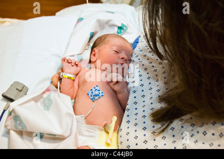 Madre con bambino neonato ragazzo in ospedale immediatamente dopo la nascita Foto Stock