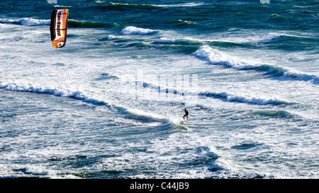 Kite surfer al largo di San Francisco, California, godendo le onde in una giornata di sole in estate. Foto Stock