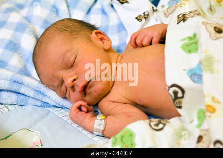 Due giorni di età bambino dorme Foto Stock