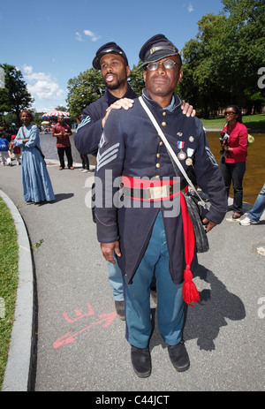 Reenactors in uniforme della 54th Massachusetts Volunteer Reggimento di Fanteria, un tutto nero unità nella guerra civile americana Foto Stock