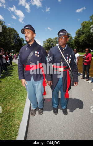 Reenactors in uniforme della 54th Massachusetts Volunteer Reggimento di Fanteria, un tutto nero unità nella guerra civile americana Foto Stock