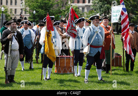 Guerra rivoluzionaria era reenactors militari in formazione sul Boston Common Foto Stock