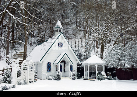 Cappella per matrimoni e la neve fresca a Gatlinburg, Tennessee Foto Stock