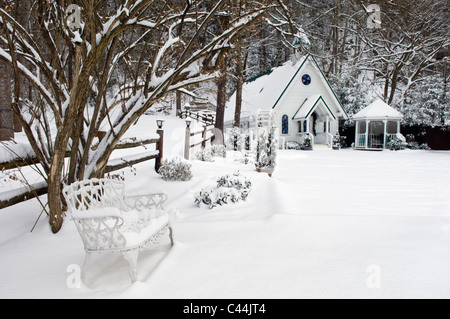 Cappella per Matrimoni, ferro battuto da banco e la neve fresca a Gatlinburg, Tennessee Foto Stock