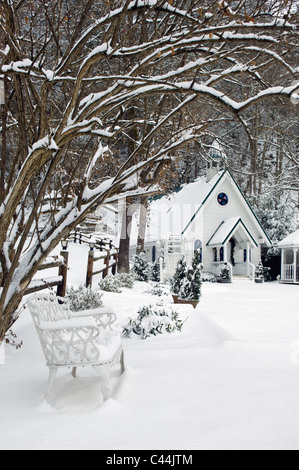 Cappella per Matrimoni, ferro battuto da banco e la neve fresca a Gatlinburg, Tennessee Foto Stock