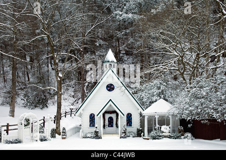 Cappella per Matrimoni, gazebo e neve fresca a Gatlinburg, Tennessee Foto Stock