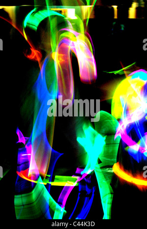 Bagliore di vorticazione bastoncini di colori vibranti Foto Stock