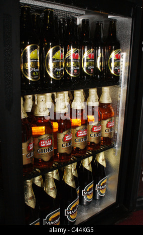 Immagine di sidri sul frigo in pub. Worksop, Notts, Inghilterra Foto Stock