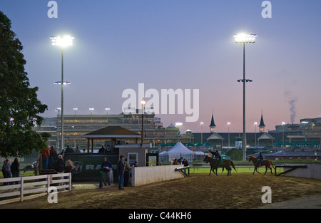 I cavalli purosangue ottenendo un allenamento mattutino visto dal retro del Churchill Downs a Sunrise a Louisville, Kentucky Foto Stock