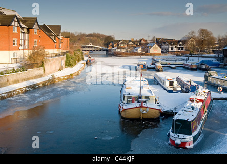 Barche ormeggiate a Northwich Marina sul ghiacciato fiume Weaver in inverno, Northwich, Cheshire, Inghilterra, Regno Unito Foto Stock