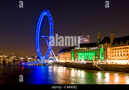 Il London Eye all ombra del vecchio County Hall, London, England, Regno Unito Foto Stock