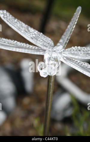 Libellula di plastica ornamentale nel giardino. Worksop, Notts, Inghilterra Foto Stock