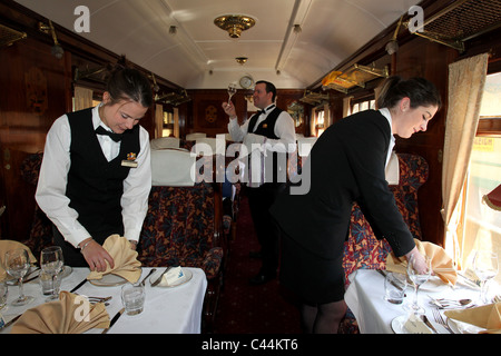 Staff preparare un carrello su un Southern 473 Treno in partenza Horsted Keynes stazione sulla ferrovia Bluebell, Sussex, Regno Unito. Foto Stock