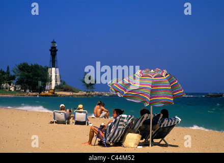 Per coloro che godono di una giornata d'estate in spiaggia vicino a Hillsboro faro di ingresso nella Contea di Broward Florida Foto Stock