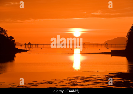 Bangor Pier, il Menai Straits & Great Orme capezzagna a Sunrise, Anglesey, Galles del Nord, Regno Unito Foto Stock