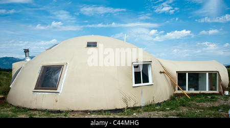 Questa energia efficiente "cupola onolithic' house è realizzato utilizzando una cupola di vinile e strati di schiuma. Foto Stock