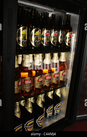 Immagine di sidri sul frigo in pub. Worksop, Notts, Inghilterra Foto Stock